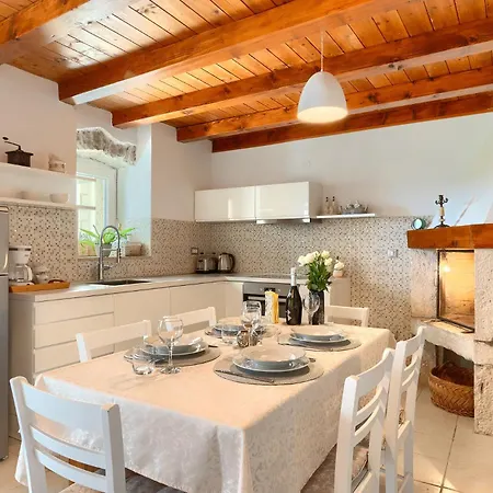 Beautiful Cartolina With Pool In Buje